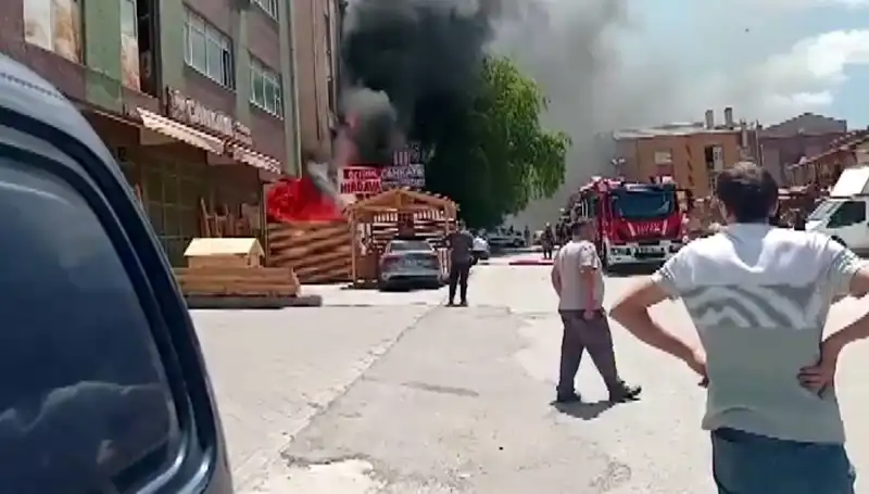Ankara'da Yangın Korkutan Görüntüleriyle Yükseldi, İş Yerleri Alev Alev Yandı!