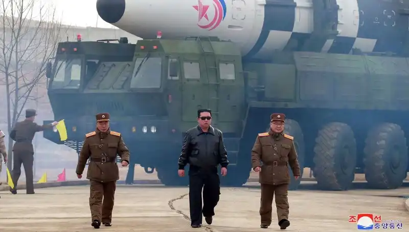 Kuzey Kore'nin Nükleer Silah Stratejisi: Savunma veya Tehdit mi?
