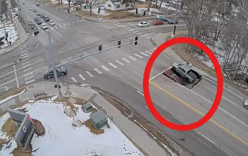 ABD'de Yer Altında Şoke Edici Olay: Arabalar Yer Yüzüne Gömüldü!