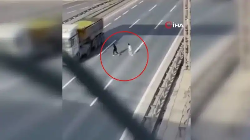 Tehlikelerle Dolu Yolculuk: Kameraya Yansıyan Anlar İnanılmaz!