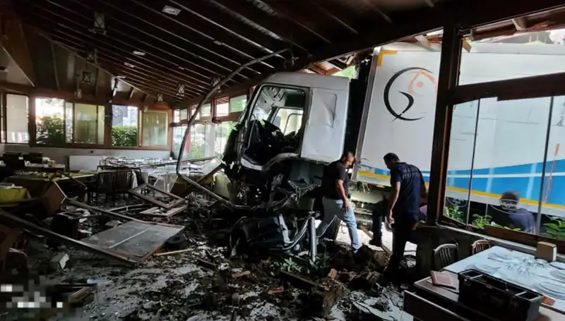 Freni Boşalan Kamyon, Restoranın Kapısından İçeri Girdi