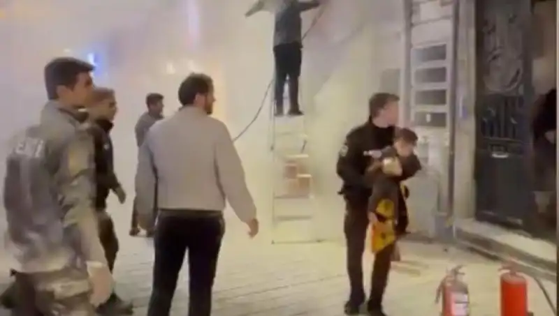 Beyoğlu'ndaki Büfede Yangın: İçeride Mahsur Kalan Çocuk Kurtarıldı!