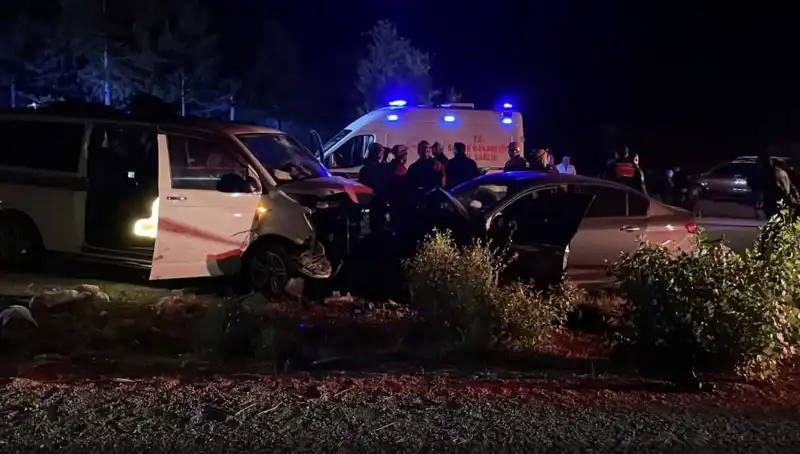 Ters Yön Kazasında Kafa Kafaya Çarpan Araçlarda Ölü ve Yaralılar Var