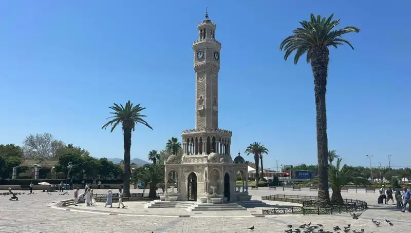 İzmir'de Sıcak Hava Sıkıntısı: 42 Dereceye Ulaşan Sıcaklıklar Hayatı Durdurdu